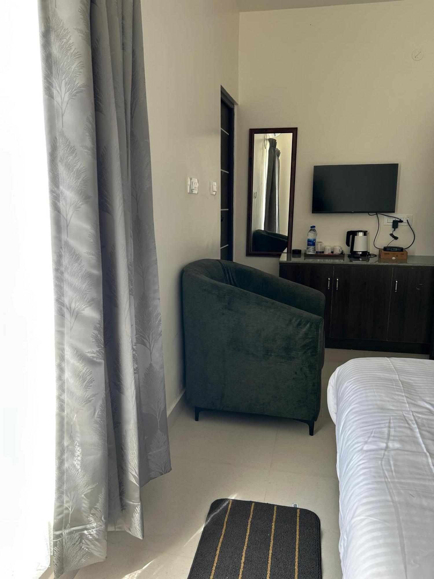Sapphire Stayss Yelagiri Rum bild