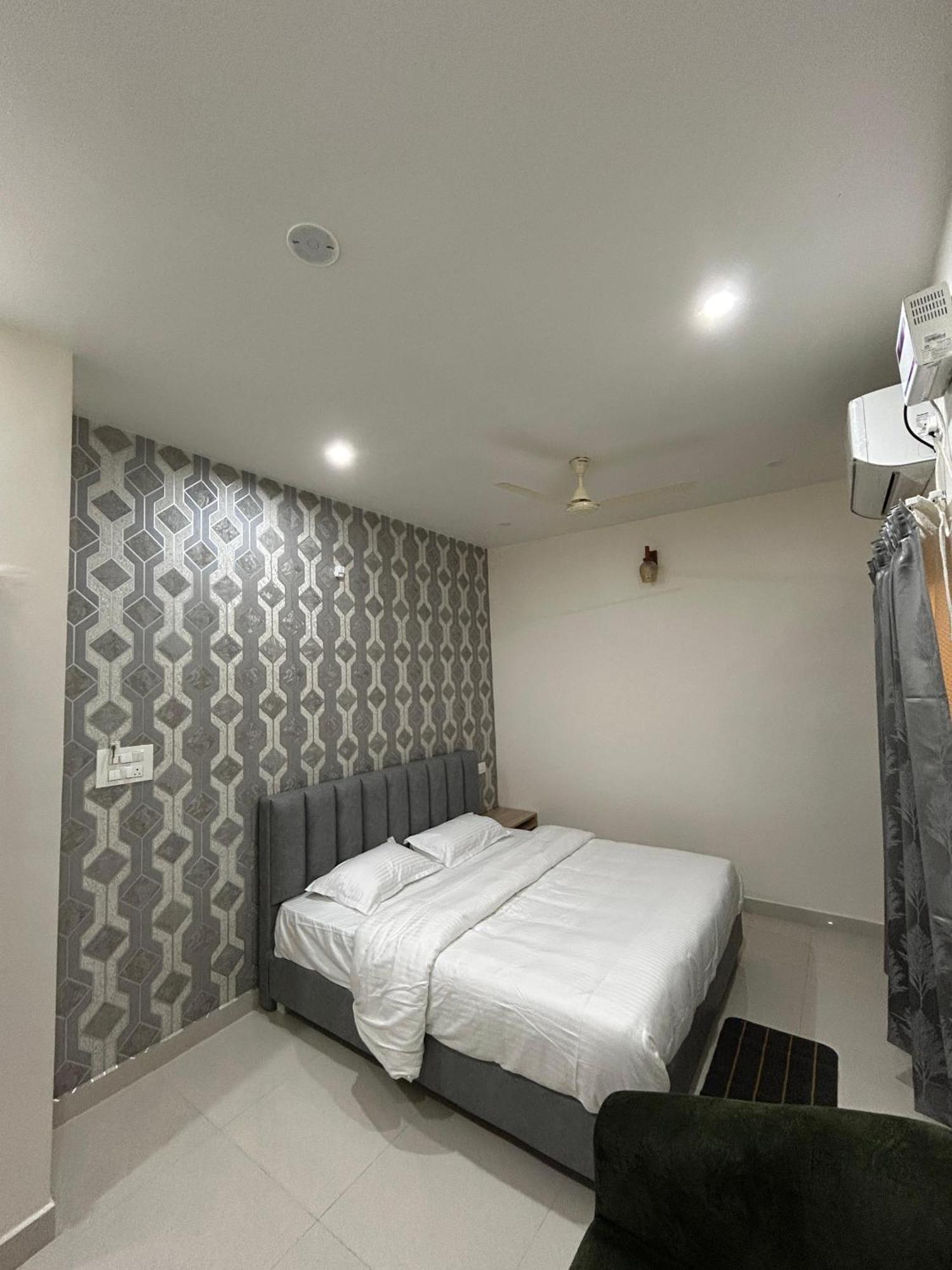 Sapphire Stayss Yelagiri Rum bild