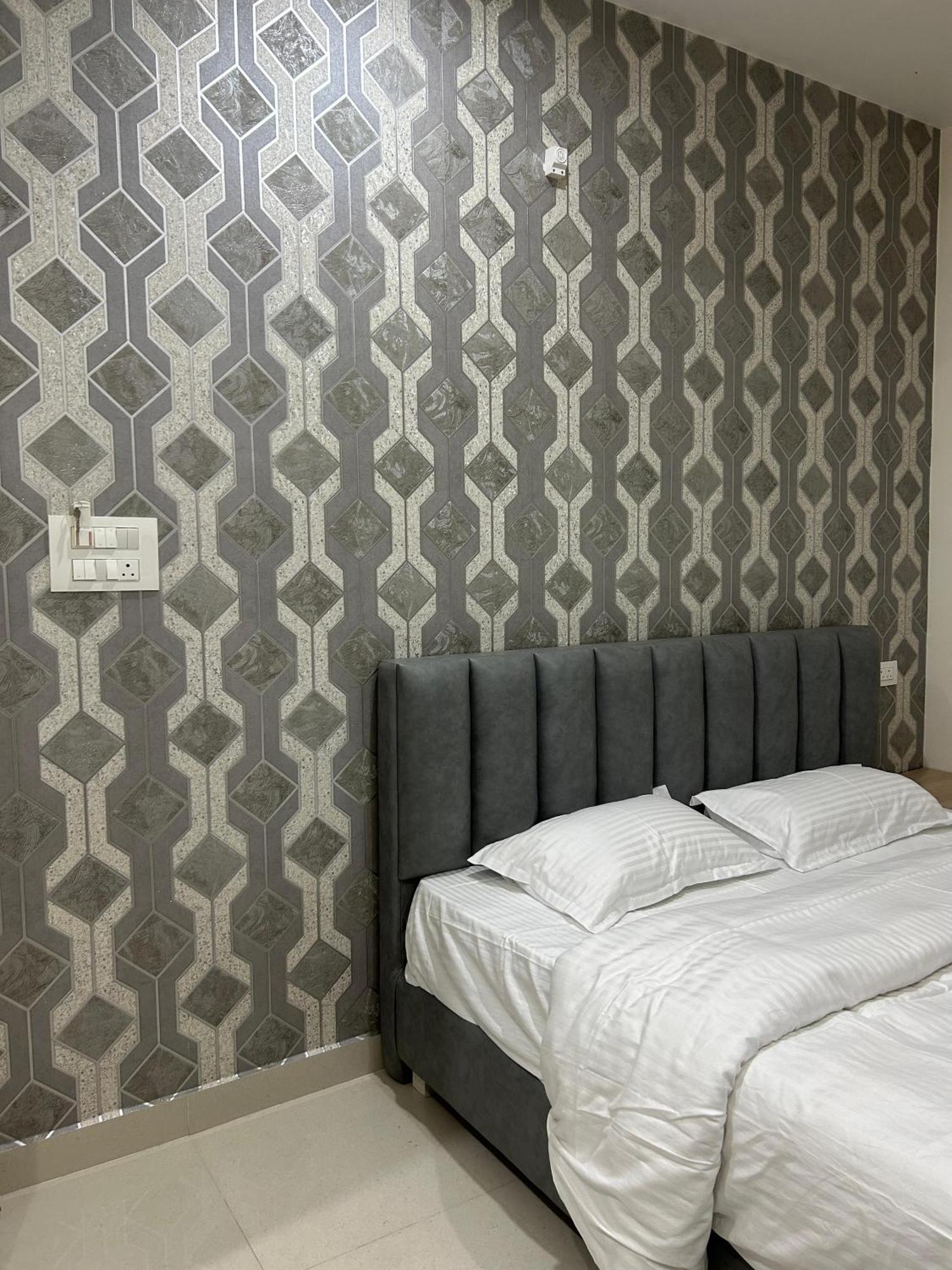 Sapphire Stayss Yelagiri Rum bild